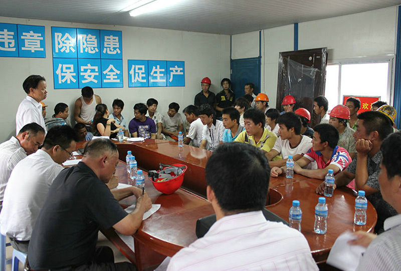 PA视讯游戏领导到工地现场召开安全会议